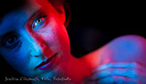 Farbiges Porträt in Rot-Blau-Beleuchtung, ausgefeilte Komposition und Blickrichtung